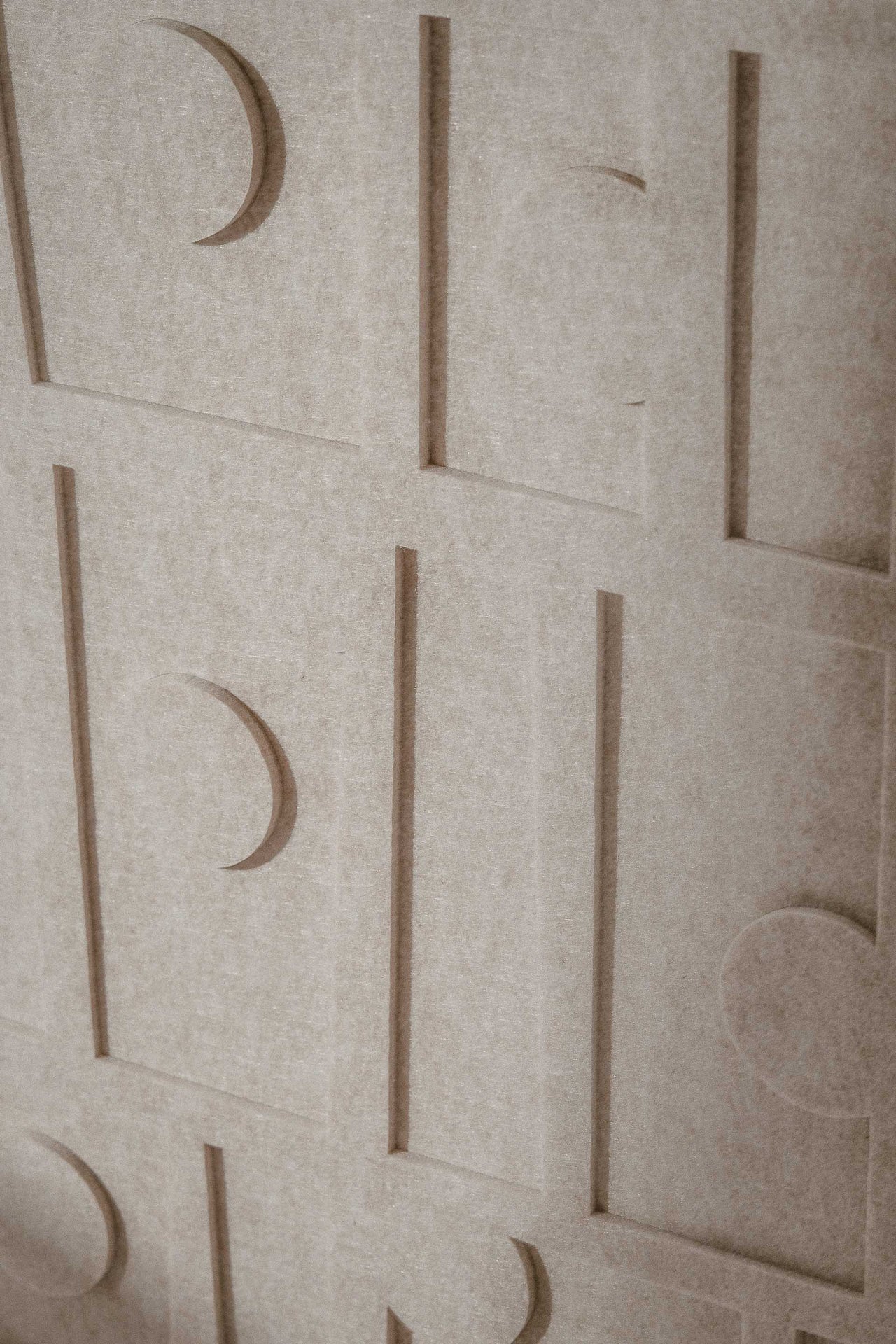 “Len” acoustic panel by LUDISM x Bafeo – visual meets functional, inspired by Slavic fertility symbolism.